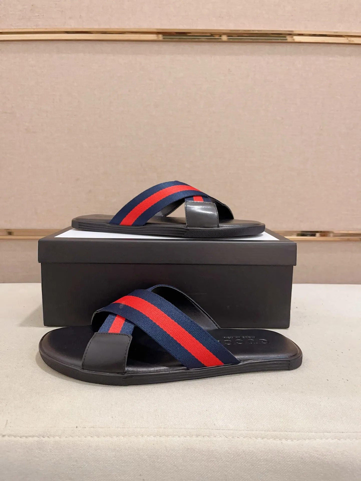 Men's shoes 💰: 240💰 [gucci Gucci slippers] High-end men's shoes brand official website 1:1 latest masterpiece: original mold customization, the fabric is made of imported original materials, upgraded outsole, lighter and non-slip. The market's top quality, simple yet tasteful, a must-have for fashionistas, fashionable at your feet, full of confidence, the same style at the counter 👍The season of summer slippers is here. Code: 38-45